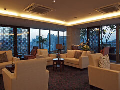 今回は、
「Sivatel Bangkok」というホテルに泊まりました。

ロビー。