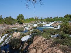 ソムバミットの滝を見に公園に入ります。
入場料は一人、35,000キープ。
ドンコーンに入った所にある切符売り場で買っておきました。