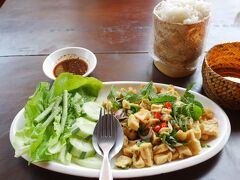 Halonさんとパクセで再び路上で出会い夕食です。
豆腐ともち米のセット。