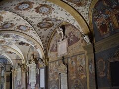 旧ボローニャ大学のアルキンジーナ宮です。大学というより宮殿です。細部まで素晴らしかったです。