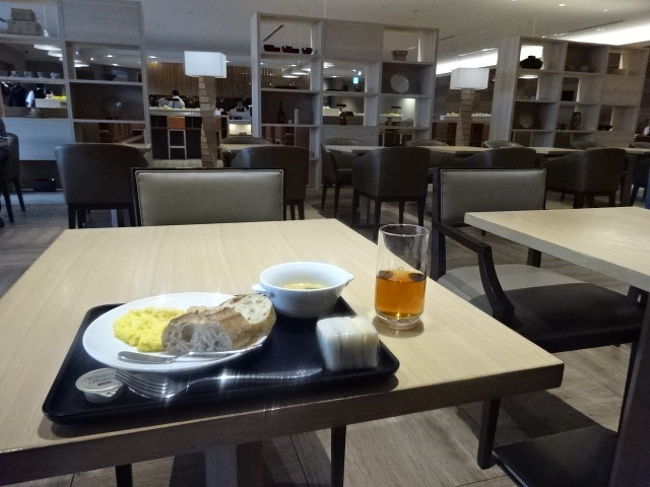 上級会員ってこんなにいるんだなーって思うほど、人がいるいる！ゆったりと優雅に過ごせるかと思っていましたが、人だらけで落ち着かなかったです。<br />メゾンのパンと、スクランブルエッグ、スープをいただきました。<br />朝８時前は、ＪＡＬ自慢のカレーの提供がないと聞いていましたが、どうやら提供がされていたようです。カレーを食べるの忘れたのが後悔。