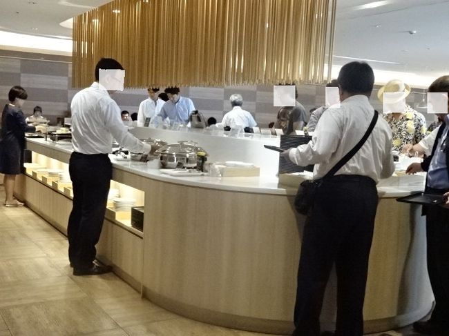 人が多く、おのぼりさんの私はなかなかカメラを向けることができませんでした。<br />こちらはフードエリア。