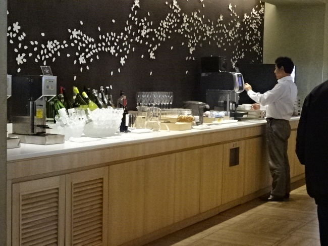 こちらは飲み物、おつまみ、クッキーなど。