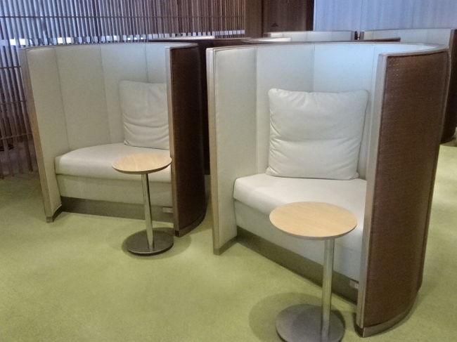 リラックスできる半個室のようなエリアもあります。