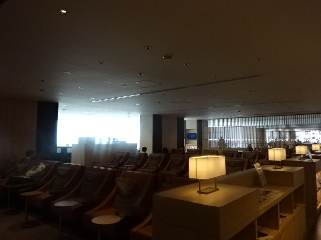 食べ終わったら、こちらのエリアに移動して談笑してほしいものです。<br />日本人は、こういうマナーを知らない人多い気がします。