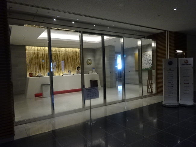 ラウンジの入口、庶民の私は超緊張。