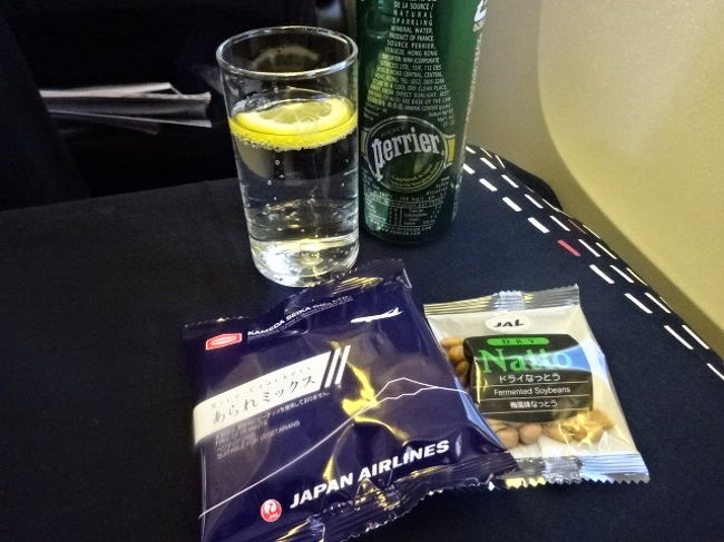 飲み物と食事を聞かれます。<br />ペリエをお願いしたところ、レモンスライスを入れてくださりました。<br />ＣＡさんの気遣いにうれしく思います。<br />ＣＡさんにシャンパンを猛プッシュされましたが、私、下戸なんです(笑)