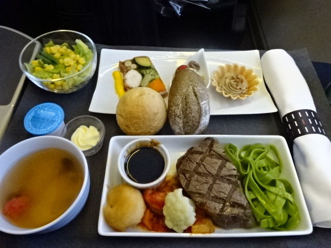 食事は洋食を選びました。日頃、筋力トレーニングをしているので、タンパク質が多く取れる食事を選択するようにしています。<br />ステーキも美味しかったですし、添えられていたラタトゥユのようなものが美味しかったです。