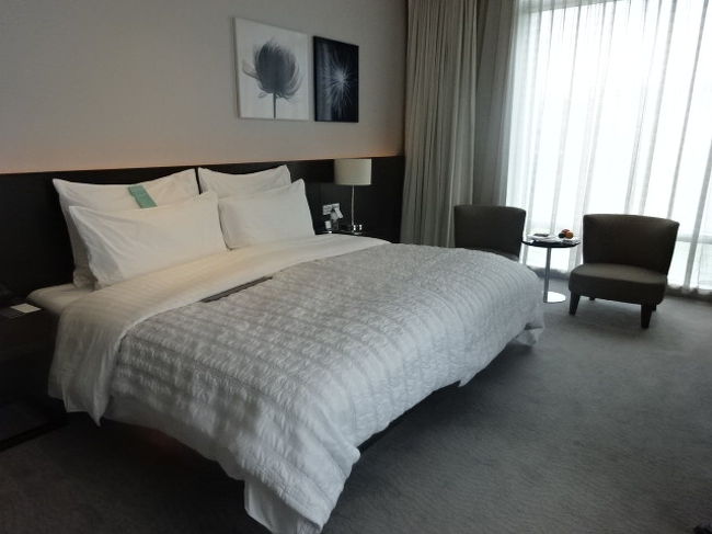 とは言ってもですね、低層階ながらも角部屋の２面採光で、明るくて広いお部屋でした。