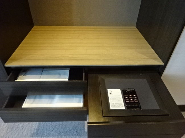 クローゼットの隣にある、荷物置き場や、セキュリティーボックス。