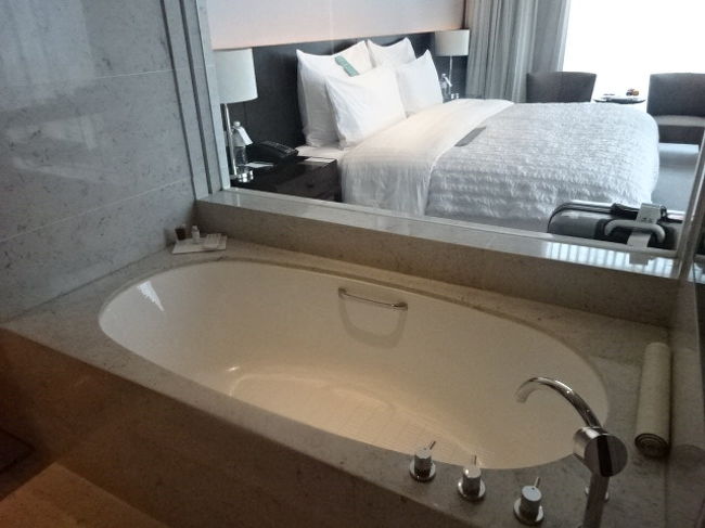 バスタブ。ベットルームから丸見えですが、自動のロールカーテンがありますので、お友達との滞在も大丈夫です。
