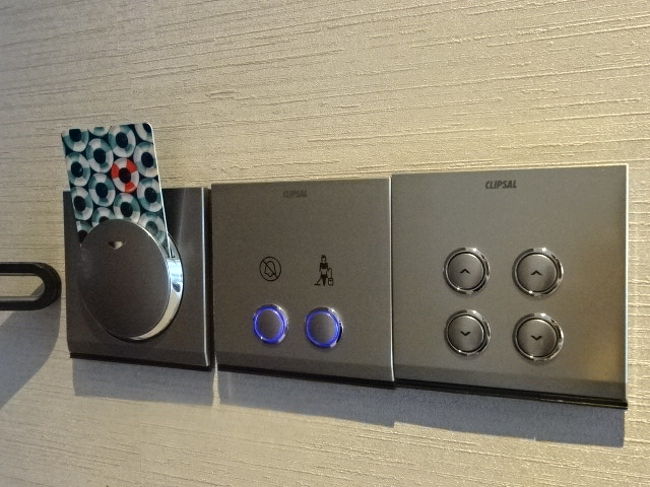 入口横にある、カード挿しとコントローラ。スタイリッシュです。