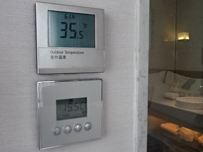 外気温度計と、室内空調コントローラ。<br />この日は、どん曇りでちょっとだけムシっとしました。でもまだ我慢できる程度の暑さです。