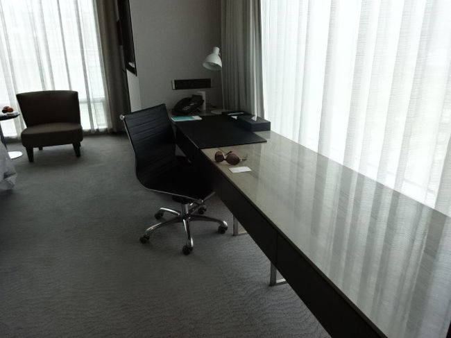 長ーいデスク。クローゼットの左隣だったので、ちょっとした荷物などが置けるスペースががとれて超便利でした。