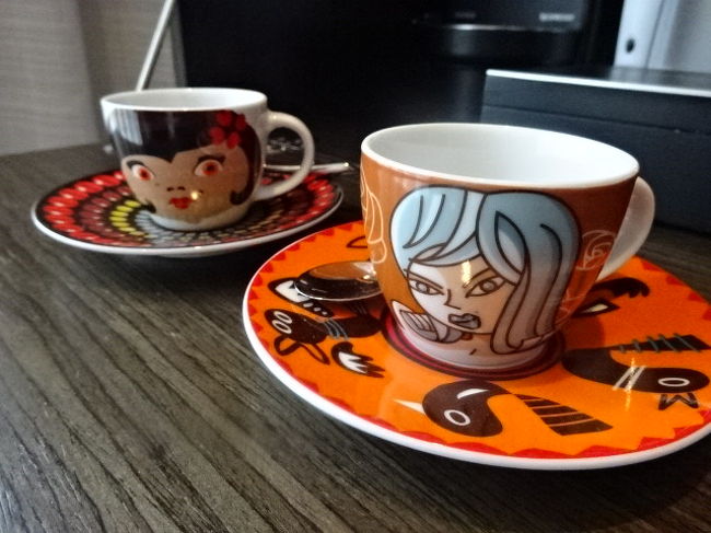 カップもおしゃれでカッコイイ。<br />でもネスプレッソって、一度も使ったことがないです。<br />こういった機械の洗浄状態が気になって仕方がないので、使いません。<br />ちなみにホテルにあるポットをどうしても使いたい場合は、<br />必ず持参するクエン酸で洗浄してから使います(笑)