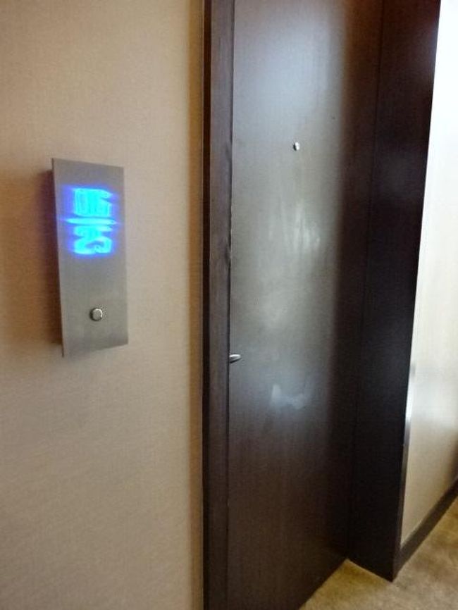 フロントで「１２階の部屋をアサインしたいが、ここにはバスタブがない」と言われまして、バスタブがある部屋をお願いしました。<br />１２階はラウンジがあるフロアになりますから、フロアだけでラウンジが使えないもの「なんだかな～」と思ったのもあります。今となってみれば、ラウンジアクセスを交渉してみればよかったなんて思ったりして。