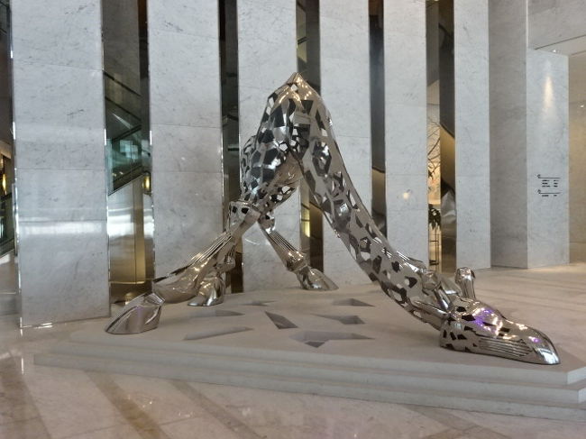 正面のオブジェ。