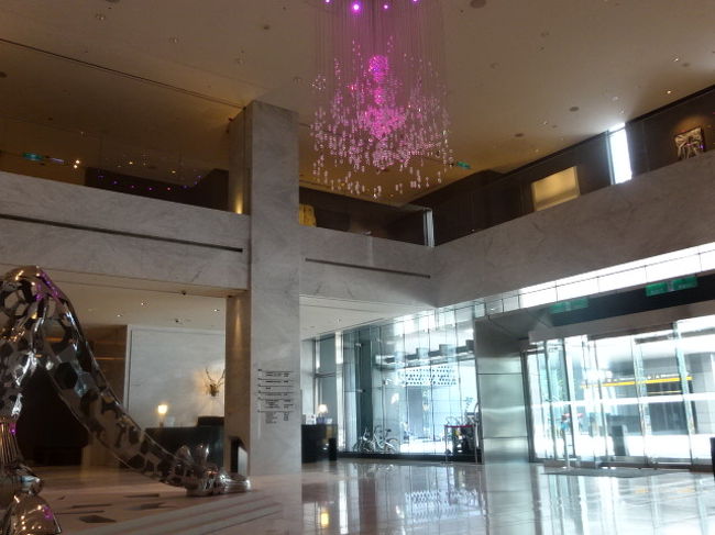 １Ｆフロア。奥がフロントです。<br />広々していて、素敵な空間。変にソファとかが置いてないから、地元民が居座ってしゃべってることもなく、人がうようよしている感もなくてよいです。