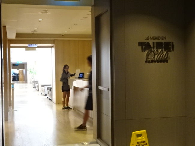 入って右がフロントです。宿泊者専用になりますので、こちらで部屋番号のわかるものを提示するとロッカーキーがもらえます。