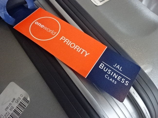 実際、預け荷物にこのようなタグがつけられますが、なかなか荷物は出てこなかったです。ビジネスクラスが３０席ほどですが、それよりもＦクラスやゴールドメンバー用のタグがあってそちらの方々が優先で荷物が出てきますから。ま、エコノミーよりは早く受け取れますけどね。