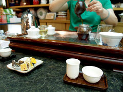 マッサージの後はお茶やさんへ。

試飲してから茶葉を購入できます。
今回は、東方美人とプーアール茶を買いました。