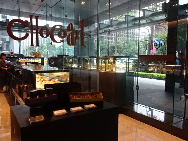 その向いにこちらのチョコレートショップがあります。こちらに先ほどのパイナップルケーキが販売されています。少々お高いですが、本当に美味しいので、オススメです。