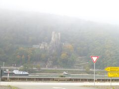 少々ぼんやりした古城の姿もそれなりに良いものだ。
 
写真は対岸の霧の中に見えてきたBurg Rheinsteinラインシュタイン城（900年頃築城、現在はレストラン・博物館）