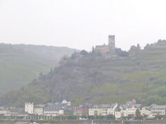 少し行くと対岸にBurg Gutenfelsグーテンフェルズ城（13世紀に築城され、その後、バイエルン王ルートヴィヒのお気に入りの城となったそうだ）も見えてくる。

〝Rheingoldstrasseラインゴールドの道”：
（ラインの左岸城巡り）

コブレンツからB9に沿って“ライン川を遡る”道、ラインラント・プファルツ州になる。
シュトルツェンフェルズ城、王様の椅子（Rhens）、Kloster Jakobsbergヤコブスベルグ僧院、生まれ故郷の東京都・青梅市と姉妹提携しているBoppardボッパルトの町。
Rheinfelsラインフェルス城（St.Goar）、Oberweselオーバーヴェーゼルのシェーンブルグ城、フェルステンベルグ城址、ハイムブルグ城、ゾーネック城、ライヒェンシュタイン城、ラインシュタイン城、ネズミの塔、Burg Kloppクロップ城と様々な城がある。

写真はBurg Gutenfelsグーテンフェルズ城