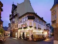 その向かいにHotel am Marktホテル　アム　マルクトのカフェ・レストランがあったので、そこにした。

写真はバッハラッハ：Hotel am Marktホテル　アム　マルクト（夜景）
