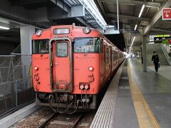 広島駅発6：57、三次行。
意外にも長い6両編成。下深川駅発車両の回送を兼ねている。
三次行は前2両。