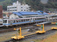 駅舎と反対側の堤防から・・・
