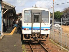 江津駅到着。雨は止んで陽射しが出ていた。