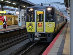 16：56分、江津駅発スーパーまつかぜに乗車、しまねラッピング車両。

江津駅では突然激しい雨が・・・出雲市まで雨は続いた。

今回は廃止が決まった三江線乗車が目的の一つだった。
途中、不安定な天気で、必ずしも満足できたわけではないが、普通列車の旅を楽しんだ。
素晴らしい風景の中を走る鉄道は魅力的だが、すでに交通機関としての役目は終わってしまったのが実情だろう。
川本駅での地元の人たちが温かった・・・
廃止までにもう一度、訪れてみたい、そう願いながら・・・