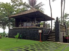 3日目。
年が明け、2013年元旦です。

昨夜飲みすぎ、
鍵開かない事件もあって
寝るのも遅かったので、
今朝はゆっくりして遅めの起床。
その後、朝食へ。


朝食のレストランに行って、
ルームナンバーを言ったら、
プライベートバレを案内されました。


朝食レストランから少し離れたこちらで、
二人で貸切で朝食食べられるんだって。