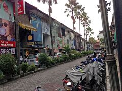 朝食後は、クタへ買い物に。
一瞬、晴れてきたので傘も持たずに歩いていたら…