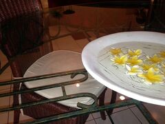 夕方、ホテル周辺のスパを予約して、
2時間ほど意識不明に…


バリのスパはほとんどが、
ホテルの送迎付きで便利ですね。
とーっても安いし。
帰りは、送迎の車が混んでいて用意できないとのことで、
タクシーを手配してくれ、タクシーチケットを頂きました。

が、恐ろしいほどの渋滞。
こんな渋滞じゃ、年末年始のバリって、
いろいろ予定たてるの難しいんじゃないのかな。