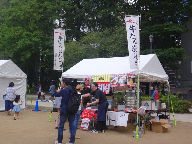 宮城県仙台市「錦町公園」の写真。<br /><br />牛たん炭焼き【利久】のフードトラック