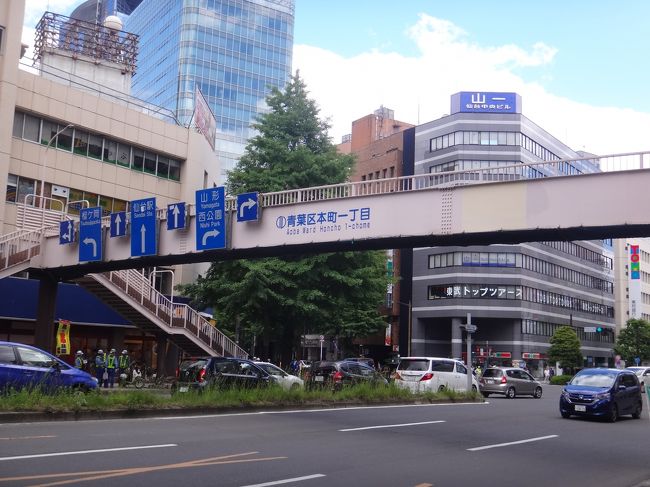 宮城県仙台市青葉区本町一丁目の歩道橋の写真。<br /><br />「仙台」駅の方に向かって歩いて行きます。