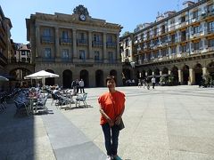 サンセバは観光客の待ちです。本当に楽しいです。後ほどバルツアーでこの広場には戻ってきます。