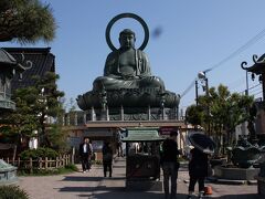 高岡大仏
奈良・鎌倉と並ぶ日本三大仏のひとつだそうです。
大仏様の後ろに5台くらいの無料駐車場がありました。