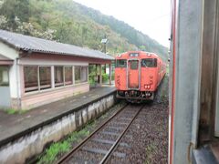 日原に停車。
普通2531D.益田行と列車交換。
あちらも1両列車です。