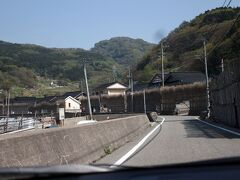 間垣の里 大沢
西保の竹垣

車を停めようと思ったけれど、ここは駐車場スペースがガタガタのダートで段差が心配だったので車窓から。