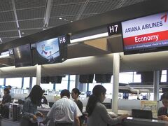 前日はいろいろ立て込んでいて2時間半ほど寝て4：00起床。
6時の始発の成田エクスプレスに間に合うように家を出た。
どんなに早く行っても成田に着くのがフライトの1時間半前だったので遅刻は許されないスケジュールでした（汗
今回はAsiana Airlines.
無事、チェックイン。

ちなみに友人とはLondonで待ち合わせしてます。