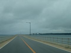 曇りの中　伊良部大橋を渡ってみました。