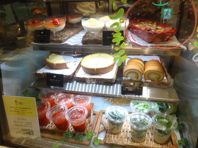 宮城県仙台駅構内2F　『エスパル仙台 本館』2F【みのりカフェ仙台】の<br />ショーケースの写真。<br /><br />ケーキも美味しそう。<br />