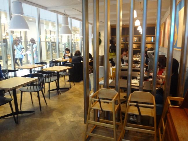 宮城県仙台駅構内2F　『エスパル仙台 本館』2F【みのりカフェ仙台】の店内の<br />座席の写真。<br /><br />奥のソファ席に案内されました。