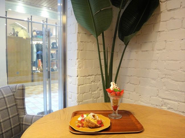 最初にレジカウンターで注文し、番号札を渡されます。<br /><br />席に立てかけておくと店員さんが運んできてくれます。