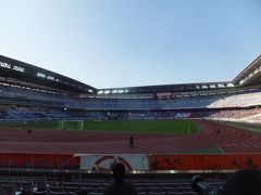 そして新横浜で下車して日産スタジアムへ。横浜F･マリノスとアルビレックス新潟の試合を観戦します。
招待券（日本サッカー後援会）なのでゴール裏ということでアルビレックス側に入りました。