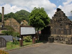 公害の為に廃村となった旧松木村の無縁仏が、煙突を近くに眺める龍蔵寺にあります。