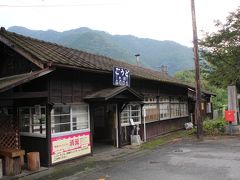 帰りは少し寄り道を。
わたらせ渓谷鉄道沿いに車を走らせます。
レトロな駅舎の神戸駅。「ごうど」と読みます。
